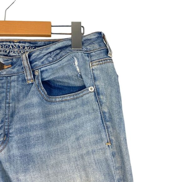 AMERICAN EAGLE Women’s Distressed Light Wash Button Fly Boy Crop Jeans US 6R - Picture 4 of 10